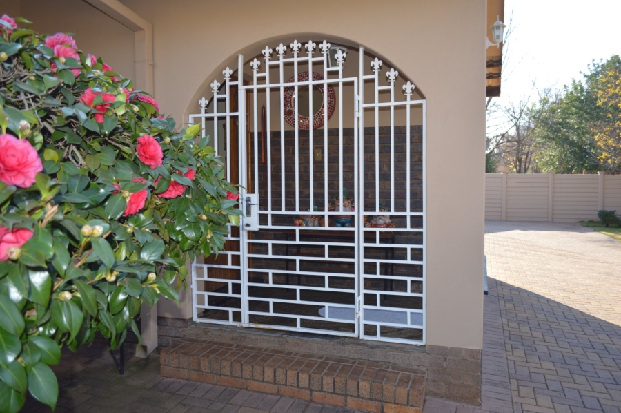 6 Bedroom Property for Sale in Flamwood North West